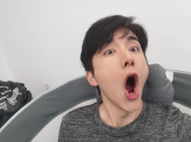 不过确实是,每一次看到张新成自拍,我看的嘴角都笑裂开了,就是各种