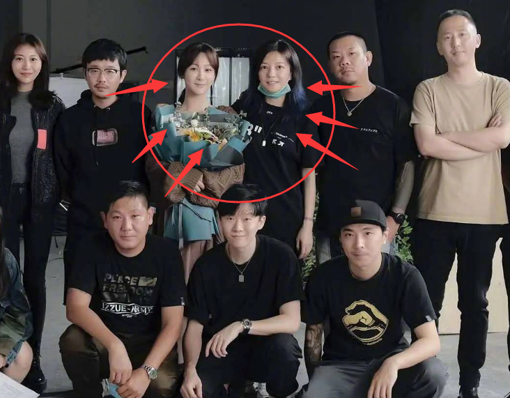 素颜|杨紫成功追星赵薇，与偶像合影在网上传开，两人素颜成关注焦点！