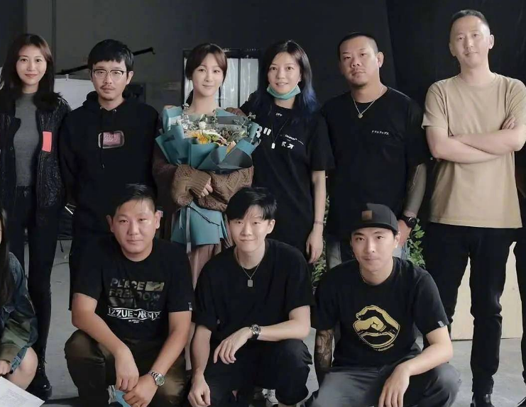 素颜|杨紫成功追星赵薇，与偶像合影在网上传开，两人素颜成关注焦点！