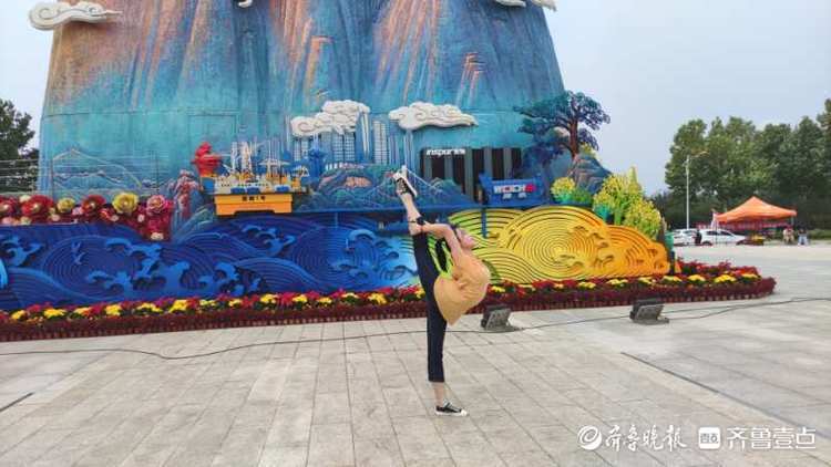 山东艺术学院迎新现场舞蹈专业新生翩翩起舞