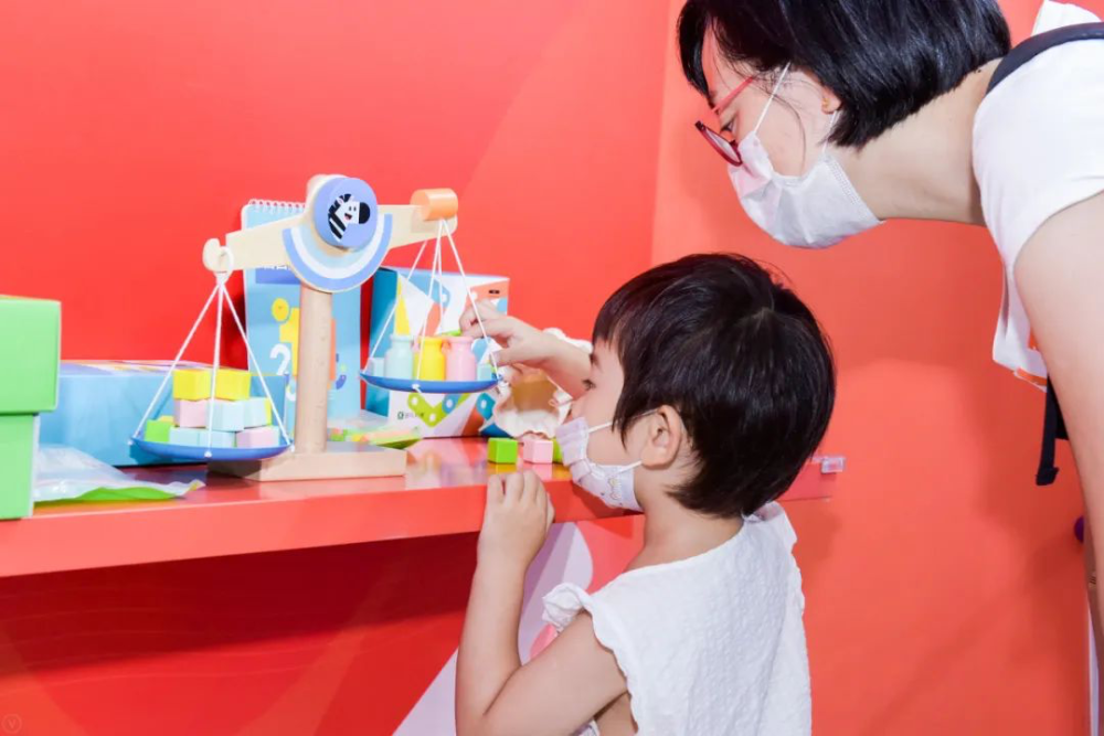 参观者亲身体验斑马ai课学科产品斑马ai课通过线上课程生动学,线下