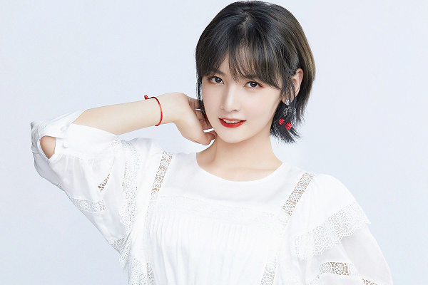 硬糖少女拍仙女风大片看到精修的合影造型师要扣鸡腿了