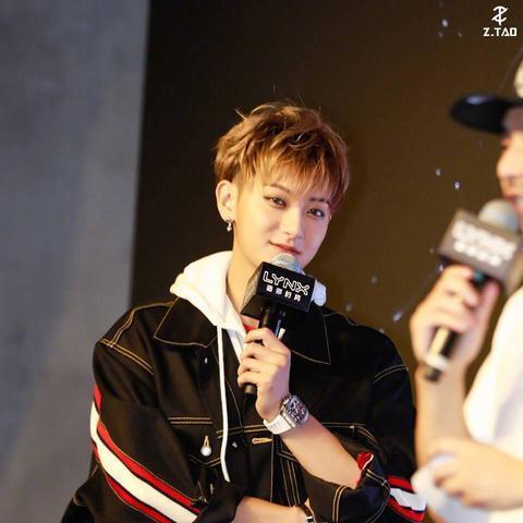 黄子韬|黄子韬发文悼念父亲，粉丝却半小时点赞十万，逝者安息别过度关注