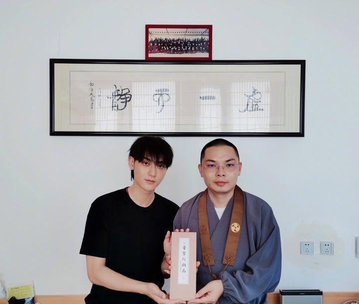 黄子韬|黄子韬发文悼念父亲，粉丝却半小时点赞十万，逝者安息别过度关注