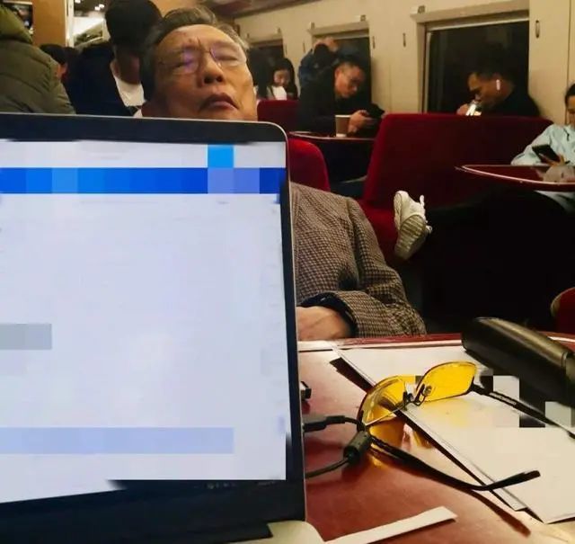 钟南山|钟南山荣获勋章，女儿却被骂上热搜：“偏见”可以有多可怕？