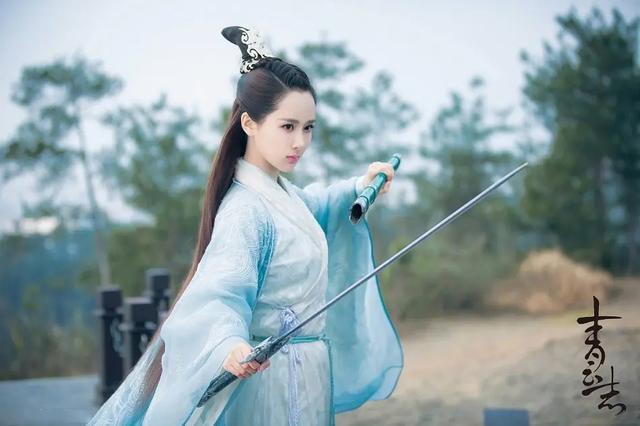 杨紫|杨紫终于和偶像赵薇合作！不断努力提升自我，堪称追星成功的典范