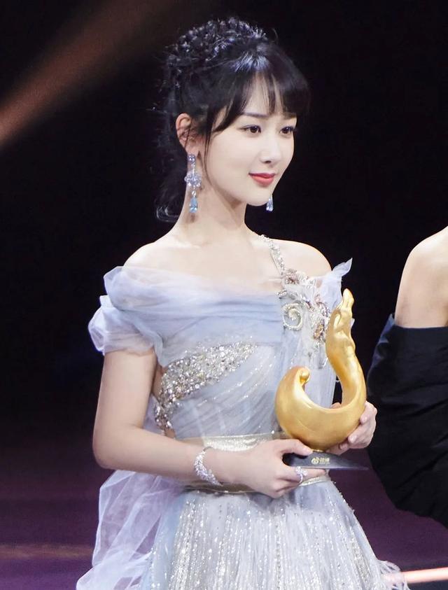 杨紫|杨紫终于和偶像赵薇合作！不断努力提升自我，堪称追星成功的典范