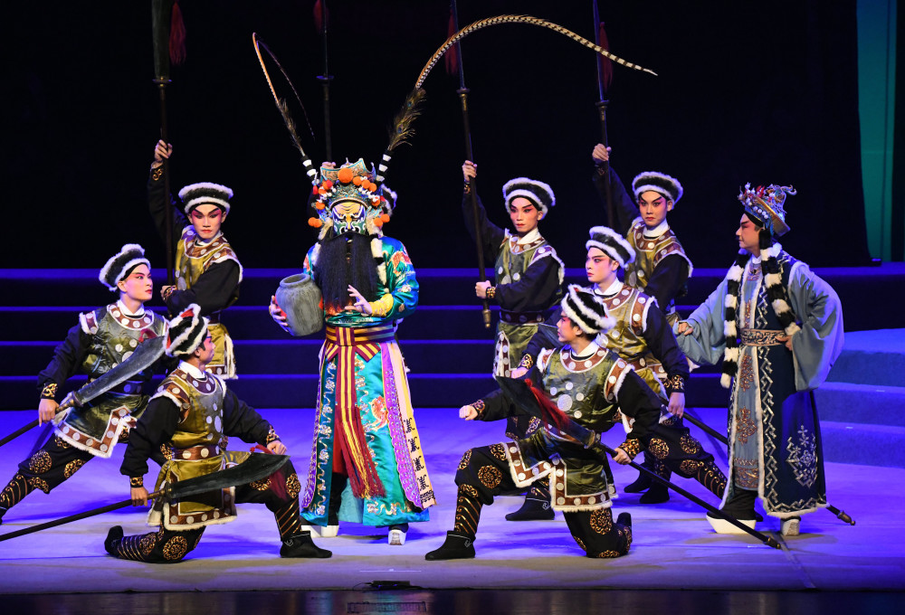 全剧搬上舞台,一方面是要向靓少佳,陈少棠,卢启光等粤剧前辈致敬,另