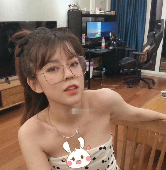 吃鸡一姐沫子误操作曝光和9个好友聊天记录消费明细成亮点