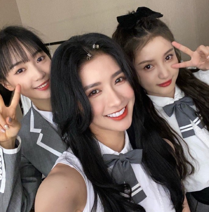 the9团综杀青照流出,虞书欣在领导头上撒面粉,喻言妈妈视角