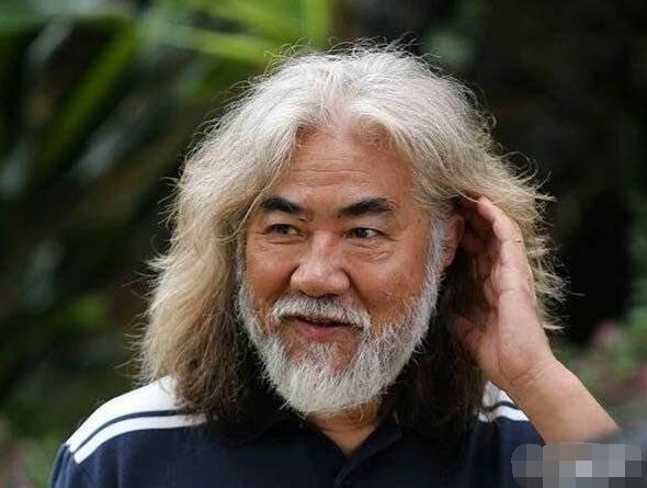张纪中老爷子又双当爸了,印象中的张纪中一直都是大胡子长头发的模样