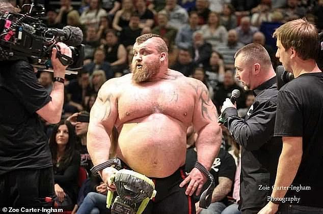 权游魔山登杂志秀肌肉称为拳击比赛减重到368斤曾破举重纪录