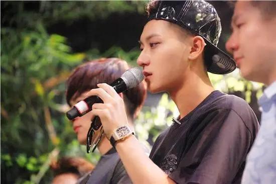 黄子韬|黄子韬晒父亲最后病床照：握住父亲的手，陪他走完最后的人生