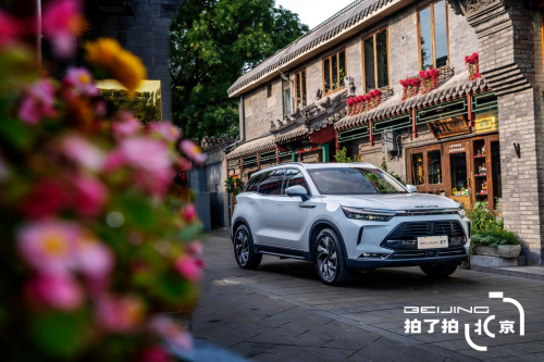 北京|BEIJING拍了拍北京：在时光的温情中照见新生代