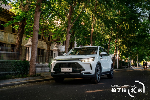 北京|BEIJING拍了拍北京：在时光的温情中照见新生代