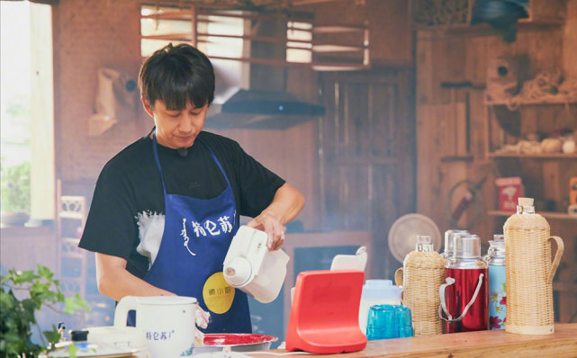 黄磊微博晒美食荤素搭配接地气引上千网友评论网友都想吃