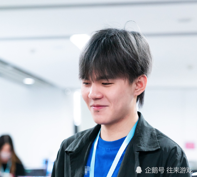 在近期的时候,es另外一位明星选手诺言,也是被曝即将无缘首发,在得知