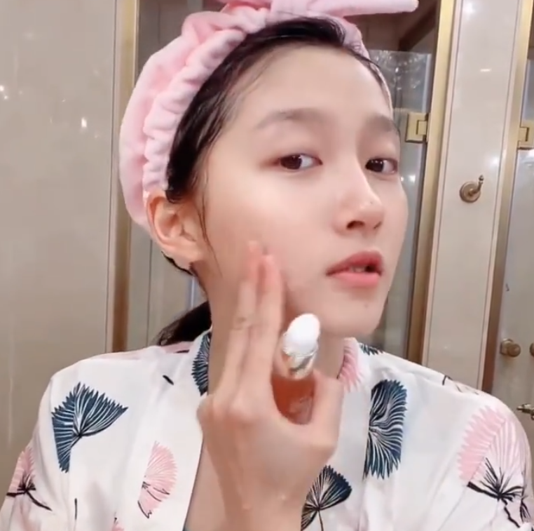 关晓彤洗脸视频被热传,没有了浓妆艳抹,这素颜模样我羡慕了