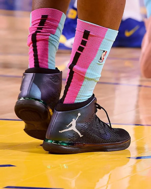 nba球员上脚巴特勒穿过的球鞋这双aj4太狠了