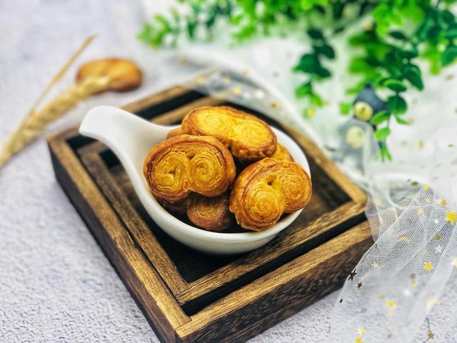 香醇可口的蝴蝶酥在家就能制作 层层酥脆做法简单 再也不用买了 甜品 白砂糖 黄油 烤箱 蝴蝶酥 酥皮
