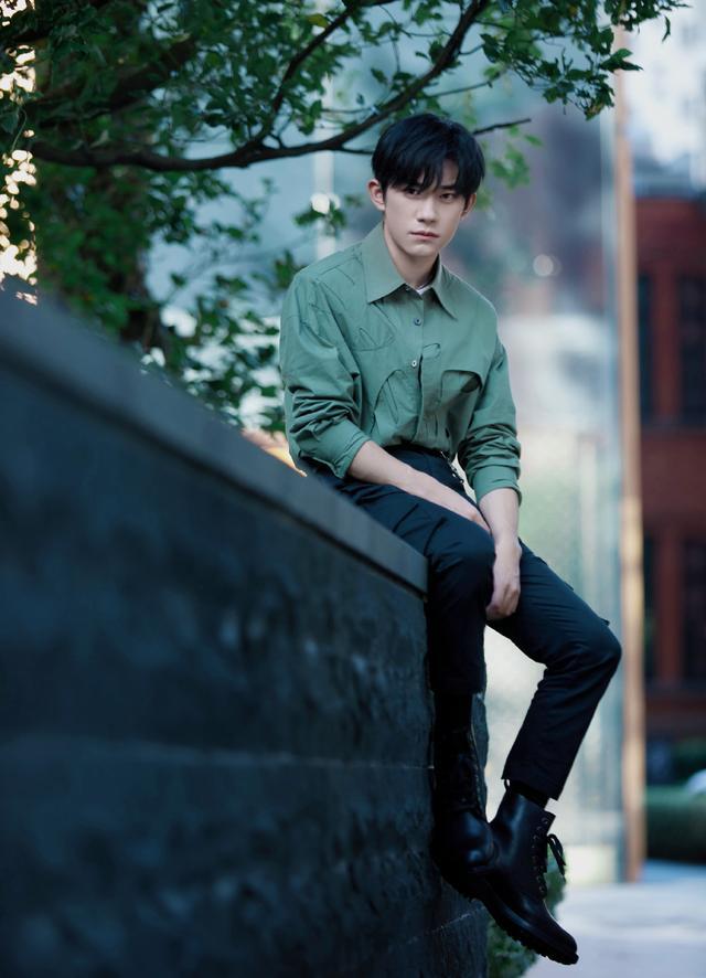 19岁易烊千玺平头出境狗啃刘海配西装居然霸道总裁范十足