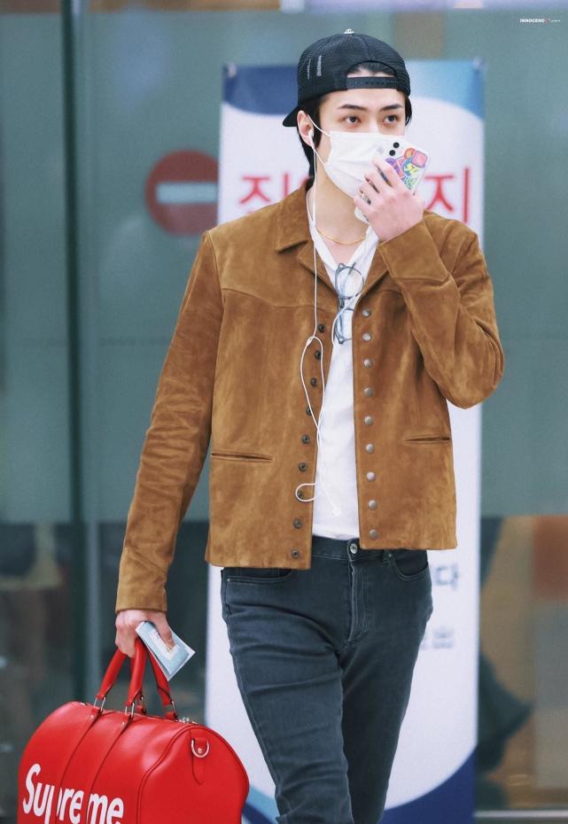 26岁吴世勋深夜晒照背影太帅脸却发福肉嘟嘟exo贵气忙内变油腻