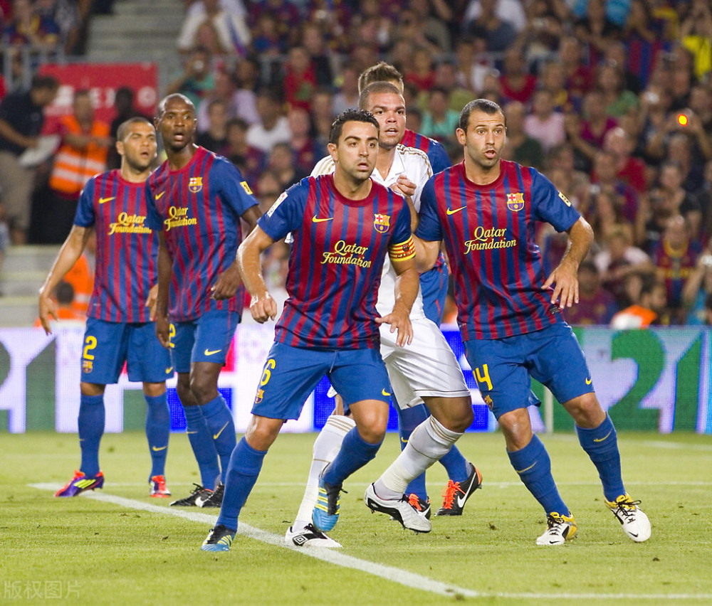 umtiti)领着二十五万周薪,比达尔(arturo vidal)领着二十万周薪等,而