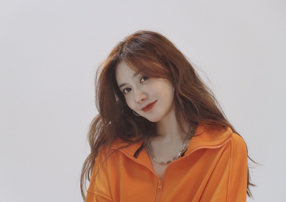 nba主持美娜晒照,橙色卫衣配运动鞋太少女,难怪成秦奋前女友