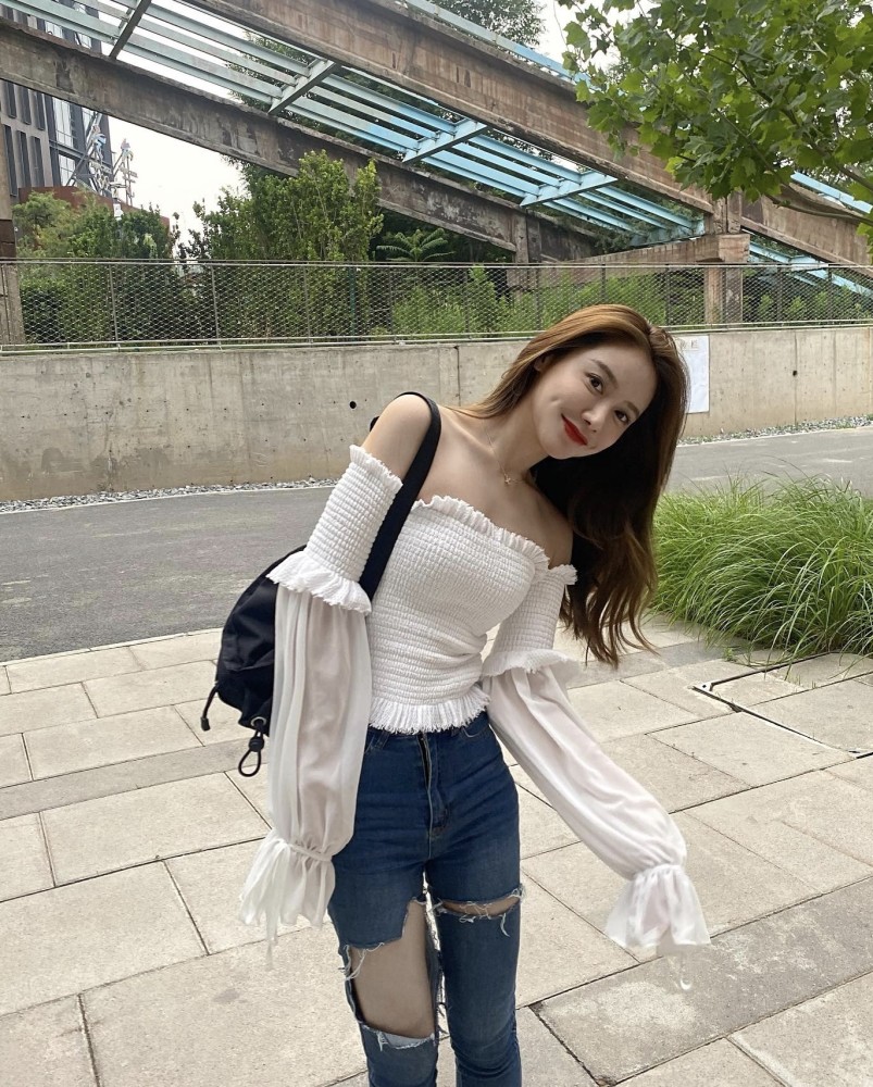 nba主持美娜晒照,橙色卫衣配运动鞋太少女,难怪成秦奋前女友