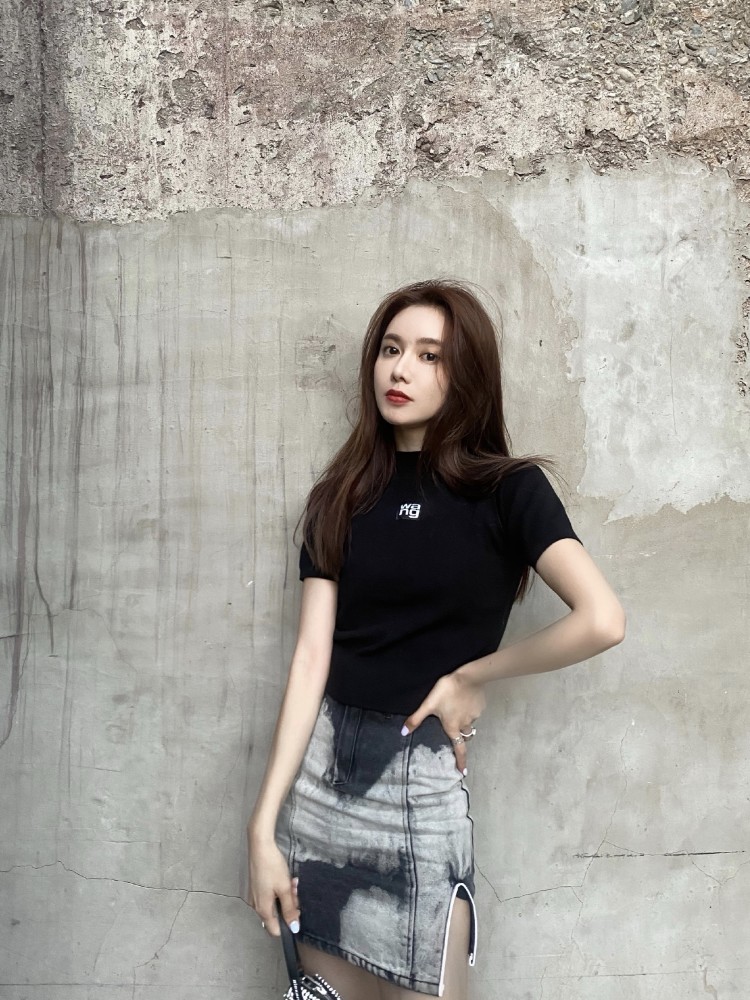 nba主持美娜晒照,橙色卫衣配运动鞋太少女,难怪成秦奋前女友