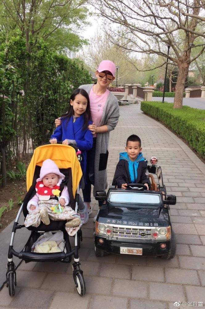 看了赵文卓的全家福才知道什么是基因强大,全家根本就是复制粘贴