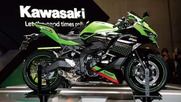 川崎这款四缸250也接受预定了,看到价格后,车友:累觉不爱