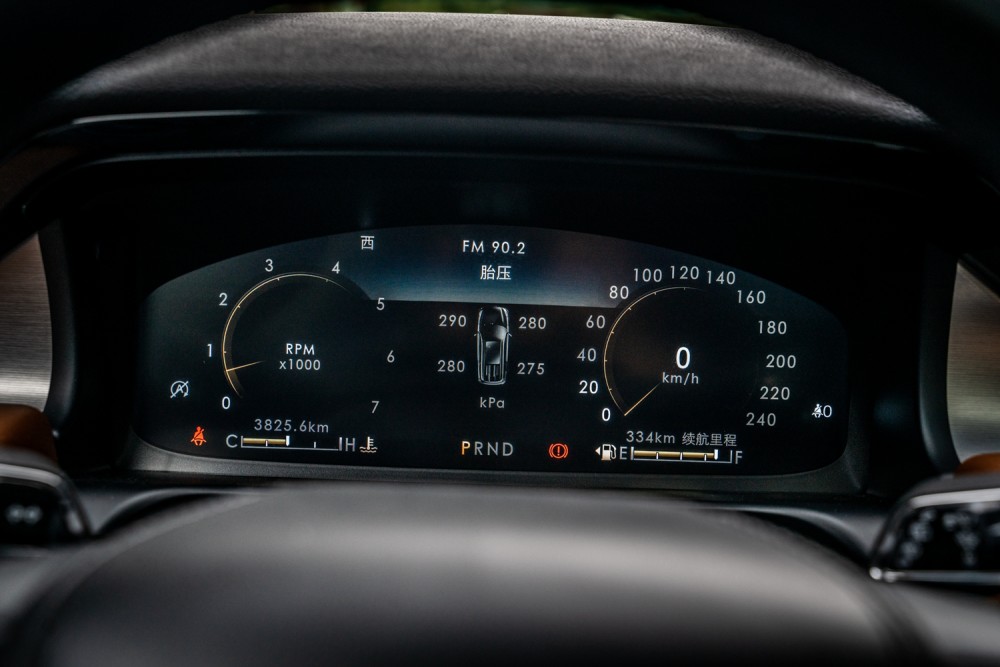 不仅如此,像液晶仪表盘,碰撞预警和底盘调节功能国产飞行家也是一应俱