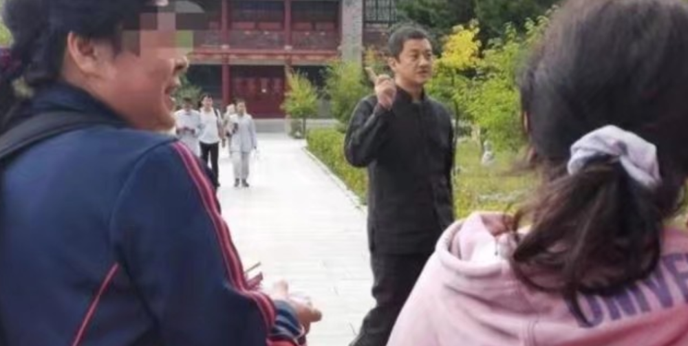 李亚鹏|李亚鹏女友与神秘男子一起出游，两人互相点赞引热议