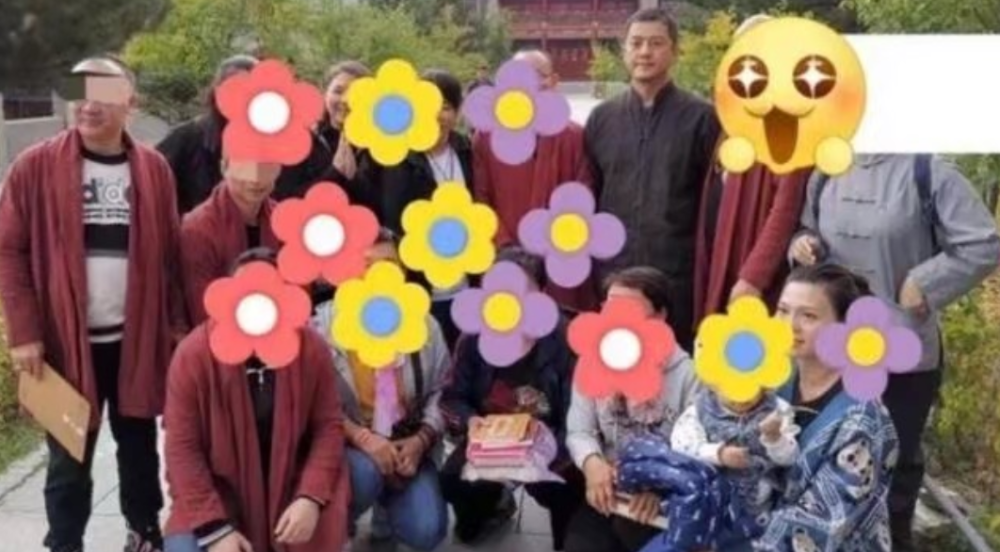 李亚鹏|李亚鹏女友与神秘男子一起出游，两人互相点赞引热议