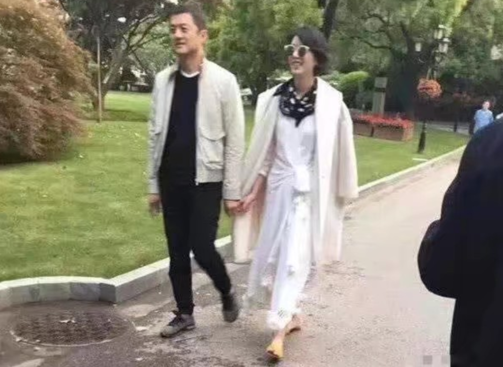 李亚鹏|李亚鹏女友与神秘男子一起出游，两人互相点赞引热议