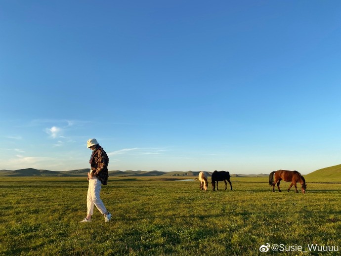 李亚鹏|李亚鹏女友与神秘男子一起出游，两人互相点赞引热议