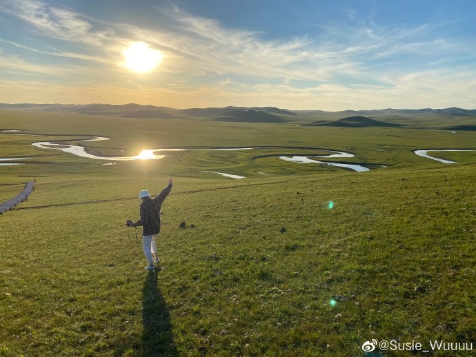 李亚鹏|李亚鹏女友与神秘男子一起出游，两人互相点赞引热议