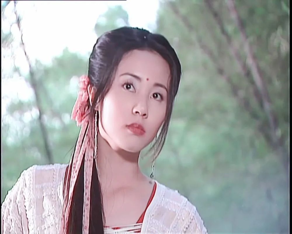 乃水滴状碎钻,因为演员本人皮肤较白,在这个花钿的衬托下,谢韵仪的