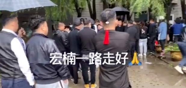 网红|22岁男网红触电身亡，女友直播痛哭曝去世过程：为救我才死！
