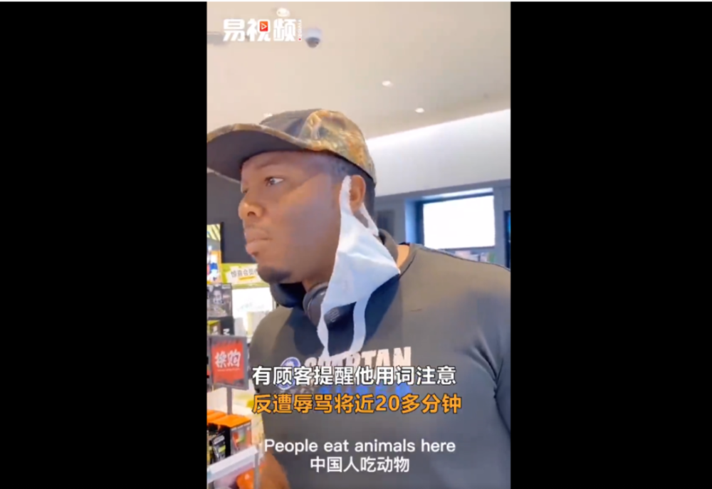 "而黑人男子则辩解:"为什么还有那么多中国人留在美国?
