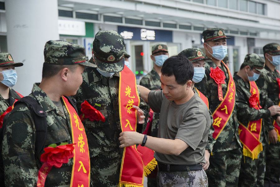 出發當兵去浙江各地歡送新兵入伍