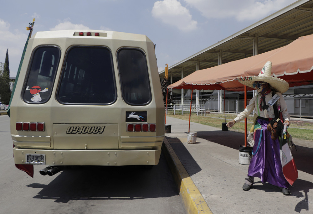 看着心酸呀,墨西哥63岁老人为了生活,在地铁上扮小丑搞笑