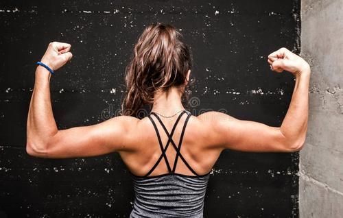 女生在健身房必做的5个简单背部训练动作,轻松练出优美背部线条_腾讯