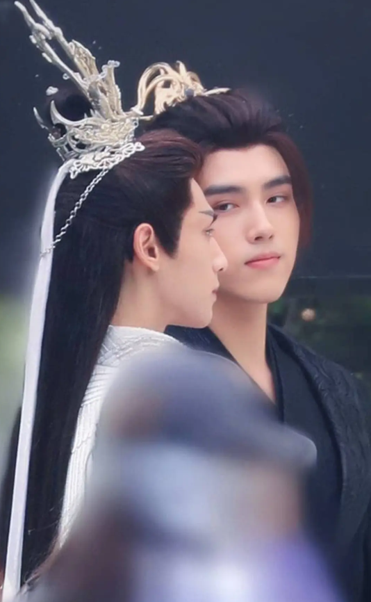 刻意?《皓衣行》路透照,陈飞宇罗云熙"牵手"还隔空比爱心