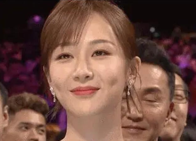 明星片场吃啥刘德华路边吃盒饭baby九菜一汤赵丽颖的很真实