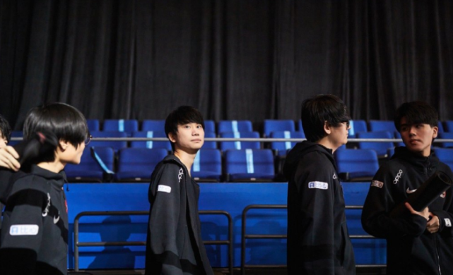 knight回应"三分钟"事件:不用带doinb节奏,他打不过很正常