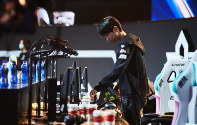 knight回应"三分钟"事件:不用带doinb节奏,他打不过很正常