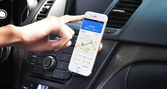 路上开车时,使用手机导航也属于违章?交警回应:一动就扣分罚款