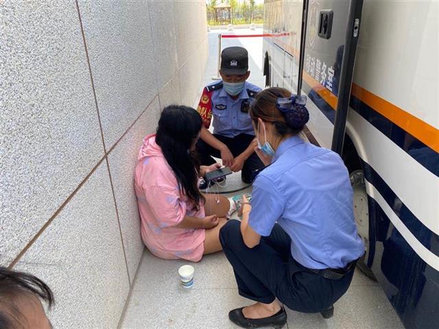 为相亲绝食减肥,胖女孩晕倒在火车站广场